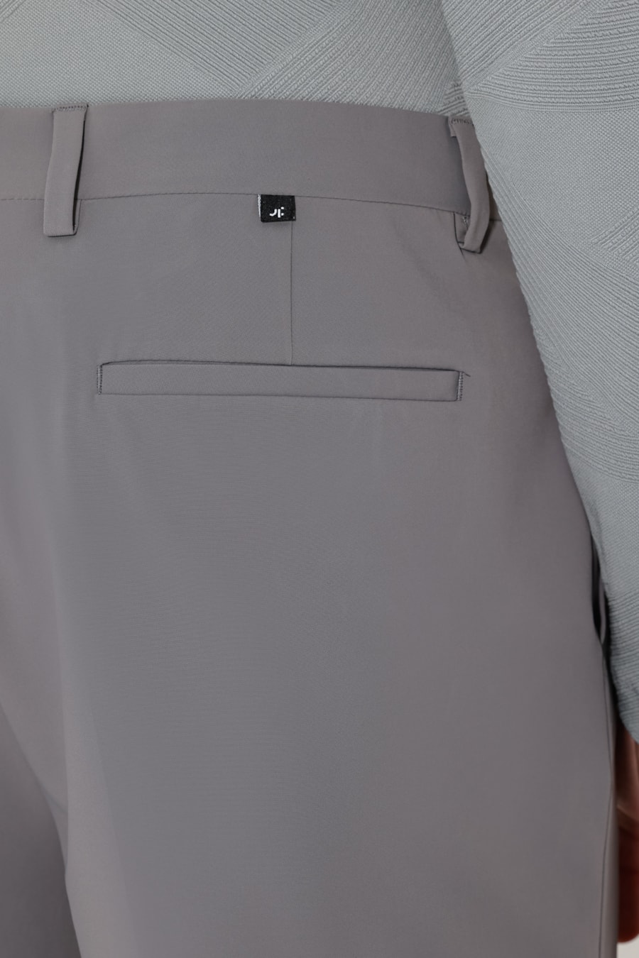 Bermuda Alfaiataria Tech Flex Slim Cinza Grafite — foto 4 de 6