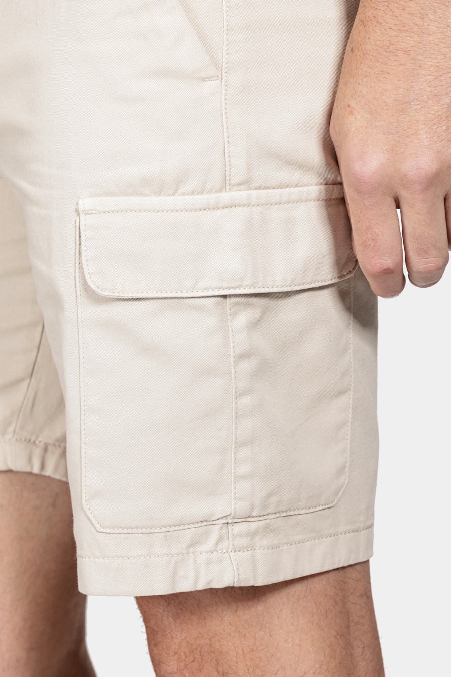 Bermuda Chino Cargo Color Areia — foto 4 de 7