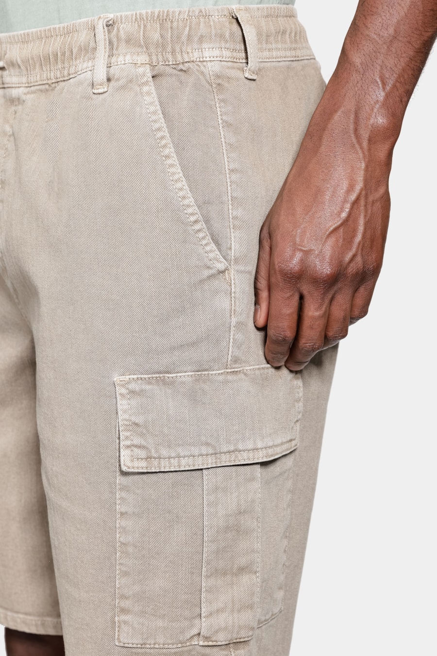 Bermuda Chino Cargo Color Areia — foto 4 de 7