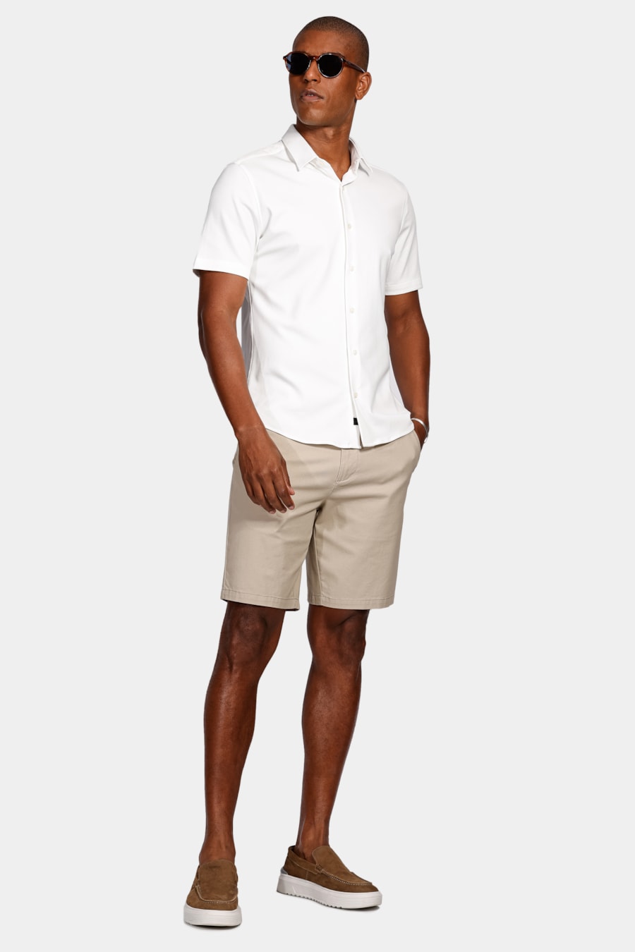 Bermuda Chino Casual em Sarja Areia — foto 2 de 5