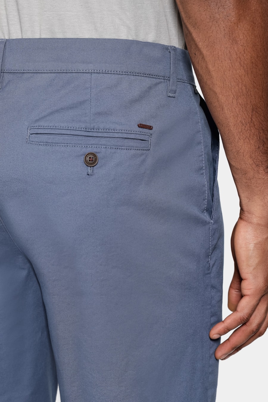 Bermuda Chino Casual em Sarja Azul Indigo — foto 4 de 6