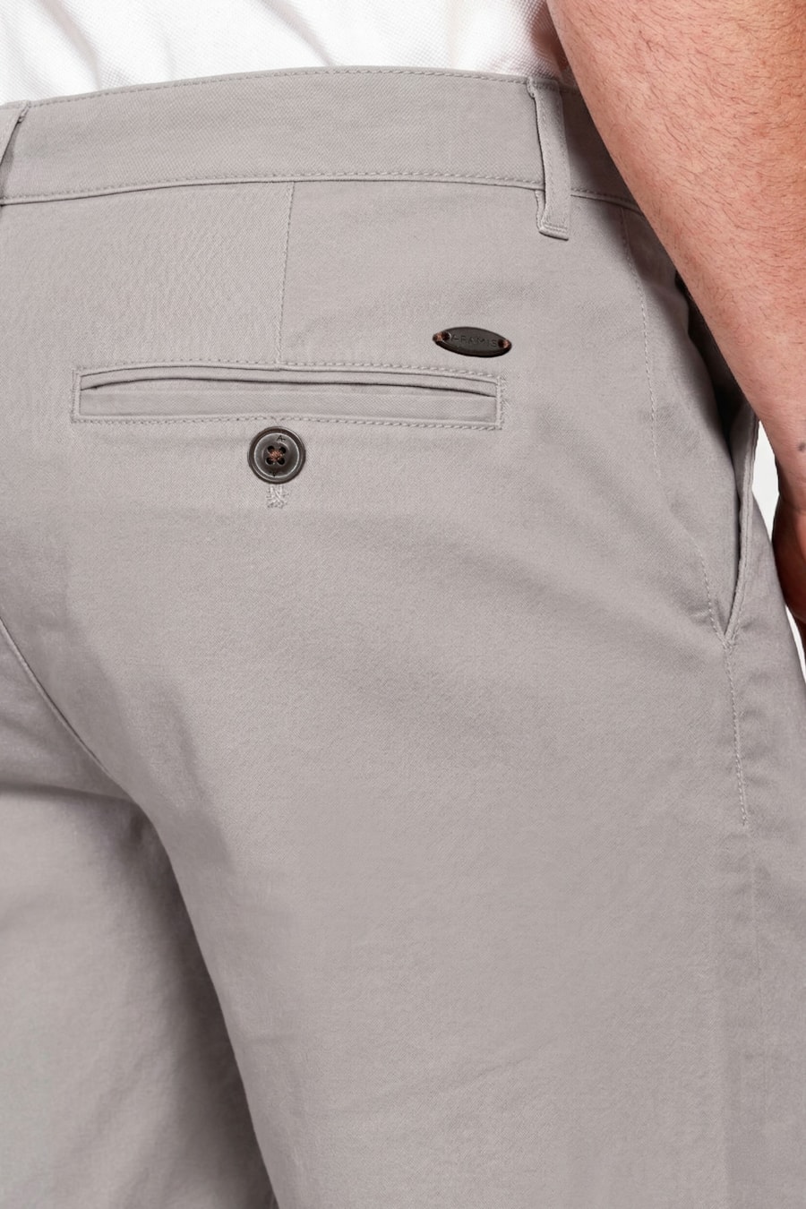 Bermuda Chino Casual em Sarja Cinza — foto 4 de 6