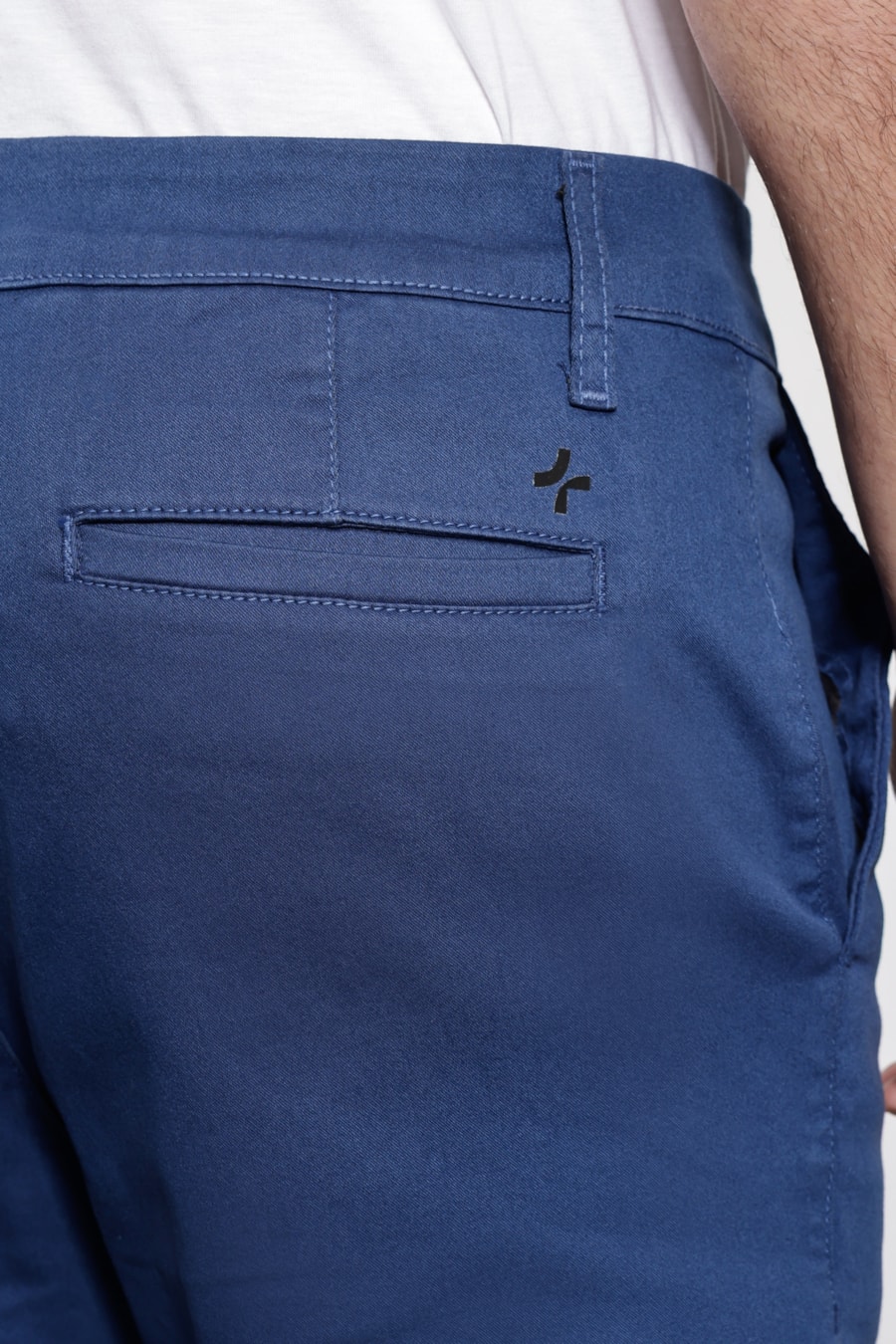 Bermuda Chino Color Antiodor Azul Indigo — foto 4 de 6