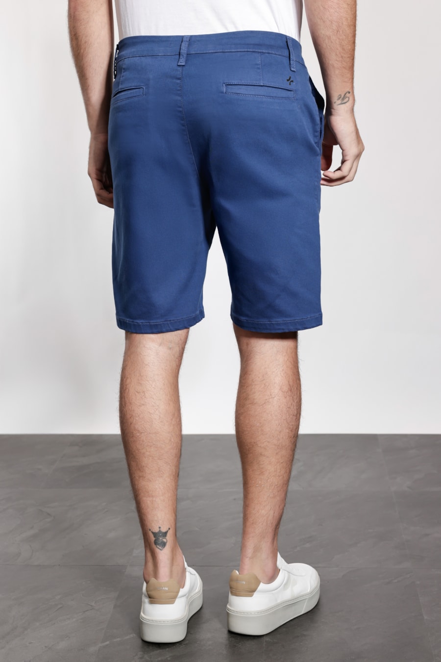 Bermuda Chino Color Antiodor Azul Indigo — foto 5 de 6