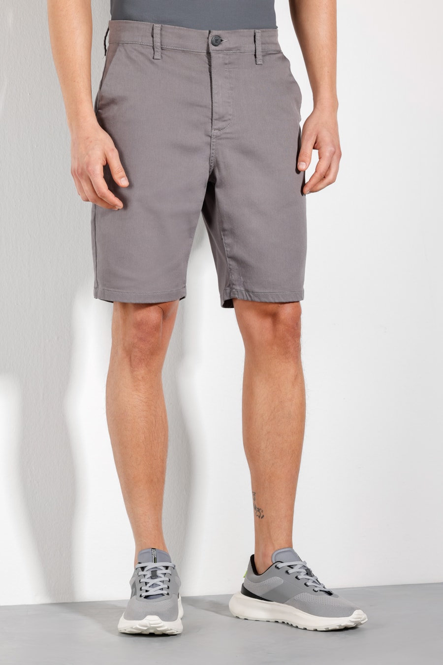 Bermuda Chino Color Antiodor Cinza — foto 1 de 3