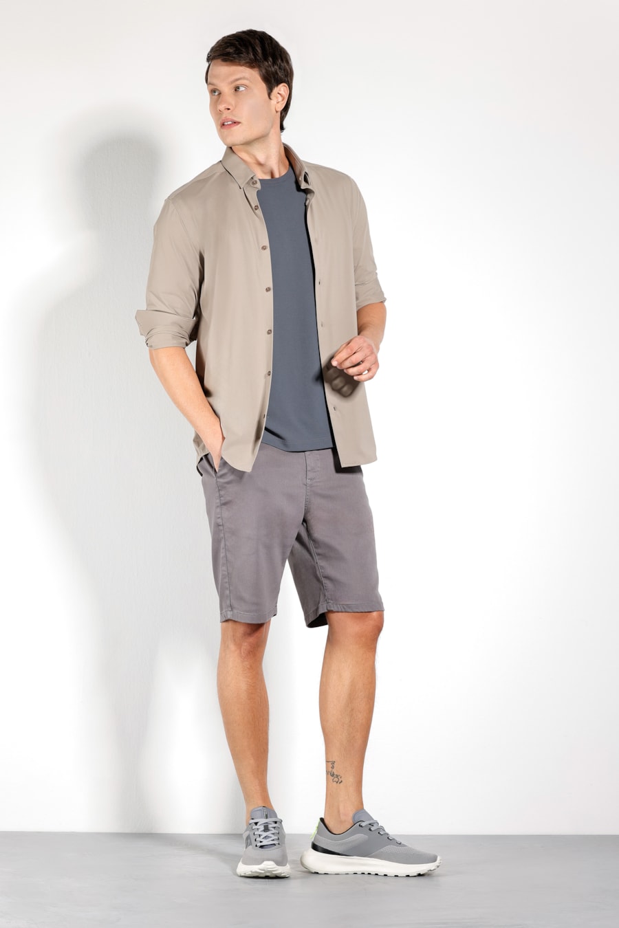 Bermuda Chino Color Antiodor Cinza — foto 2 de 3