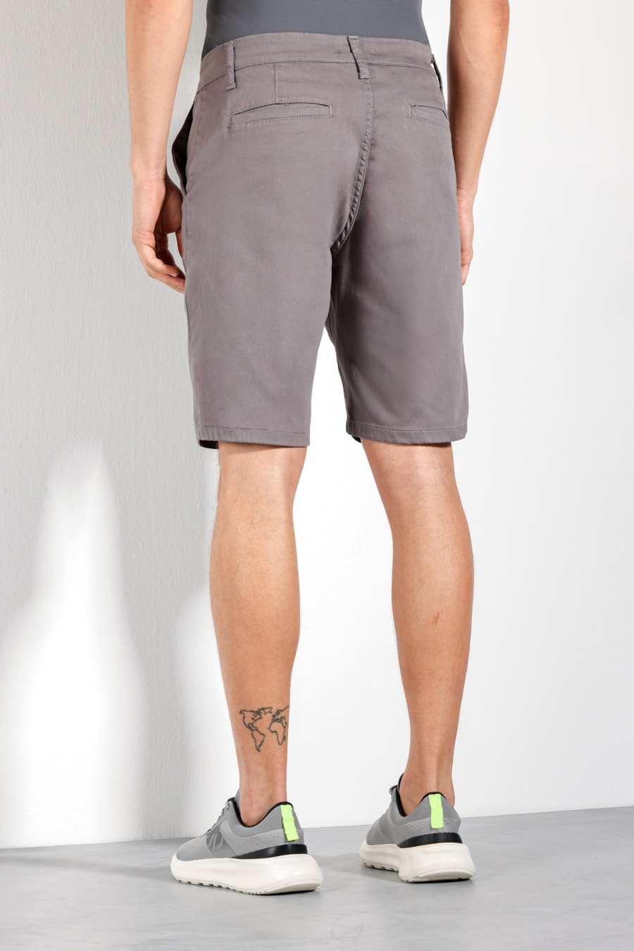 Bermuda Chino Color Antiodor Cinza — foto 3 de 3