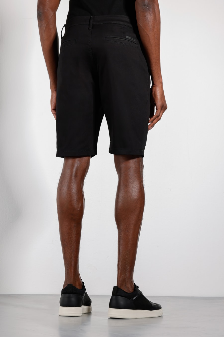 Bermuda Chino Color Antiodor Preto — foto 3 de 5
