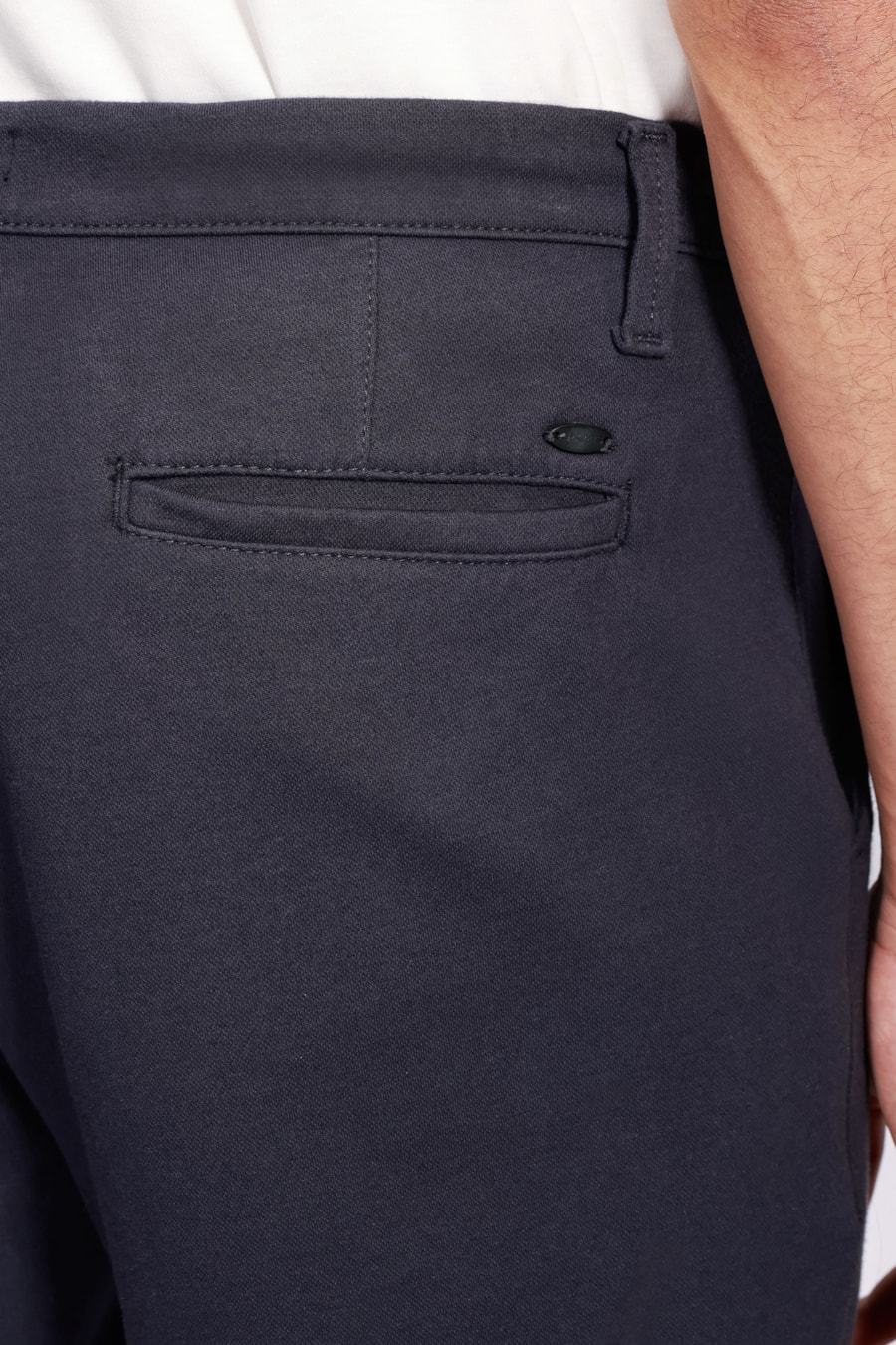 Bermuda Chino Color Comfort Chumbo — foto 4 de 5