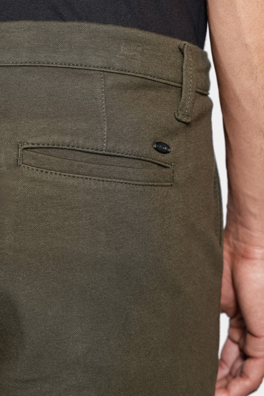 Bermuda Chino Color Comfort Verde Militar — foto 4 de 6