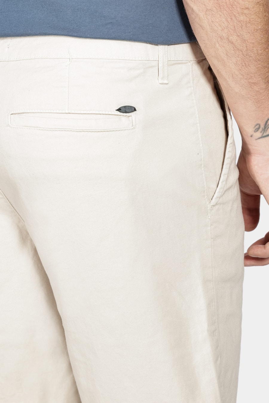 Bermuda Chino Color Essencial Areia — foto 4 de 7