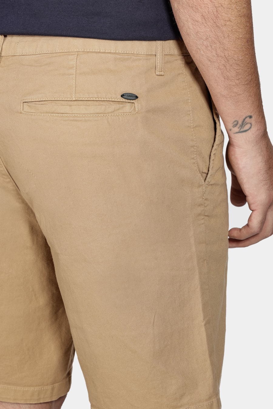 Bermuda Chino Color Essencial Cáqui — foto 4 de 7