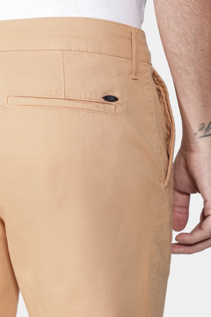 Bermuda Chino Color Essencial Caramelo — foto 4 de 6