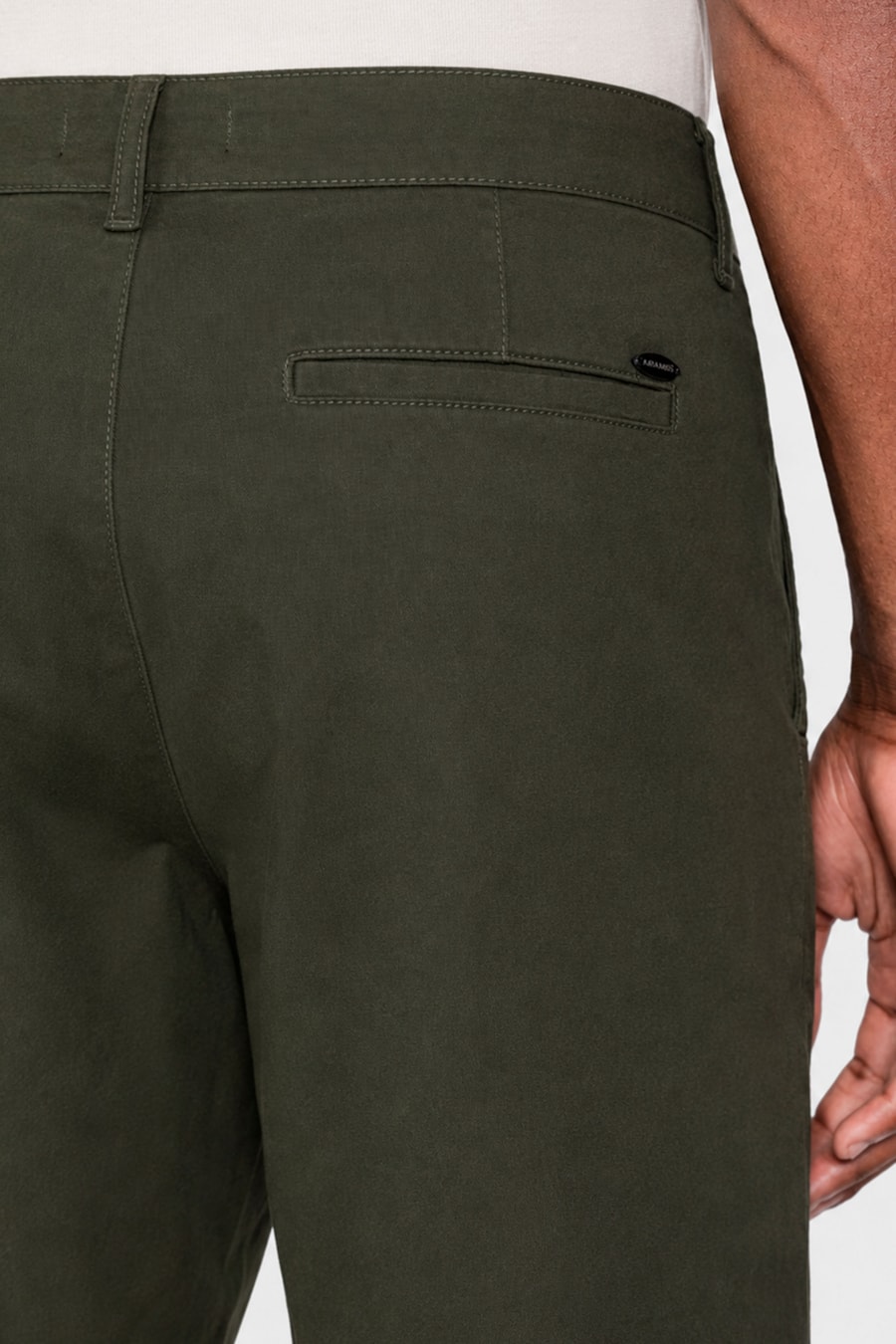 Bermuda Chino Color Essencial Cedro 117 — foto 4 de 6