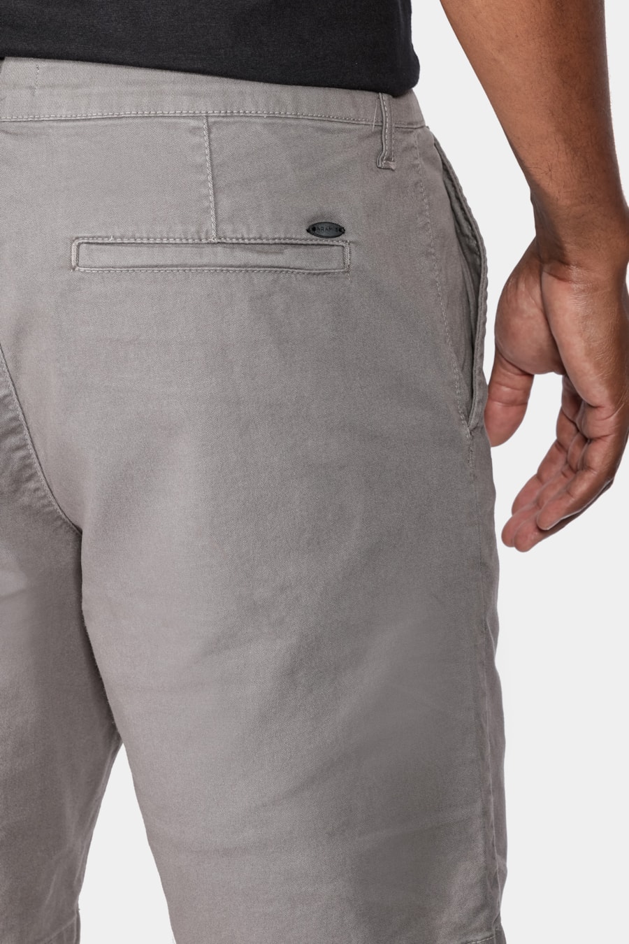 Bermuda Chino Color Essencial Chumbo — foto 4 de 6