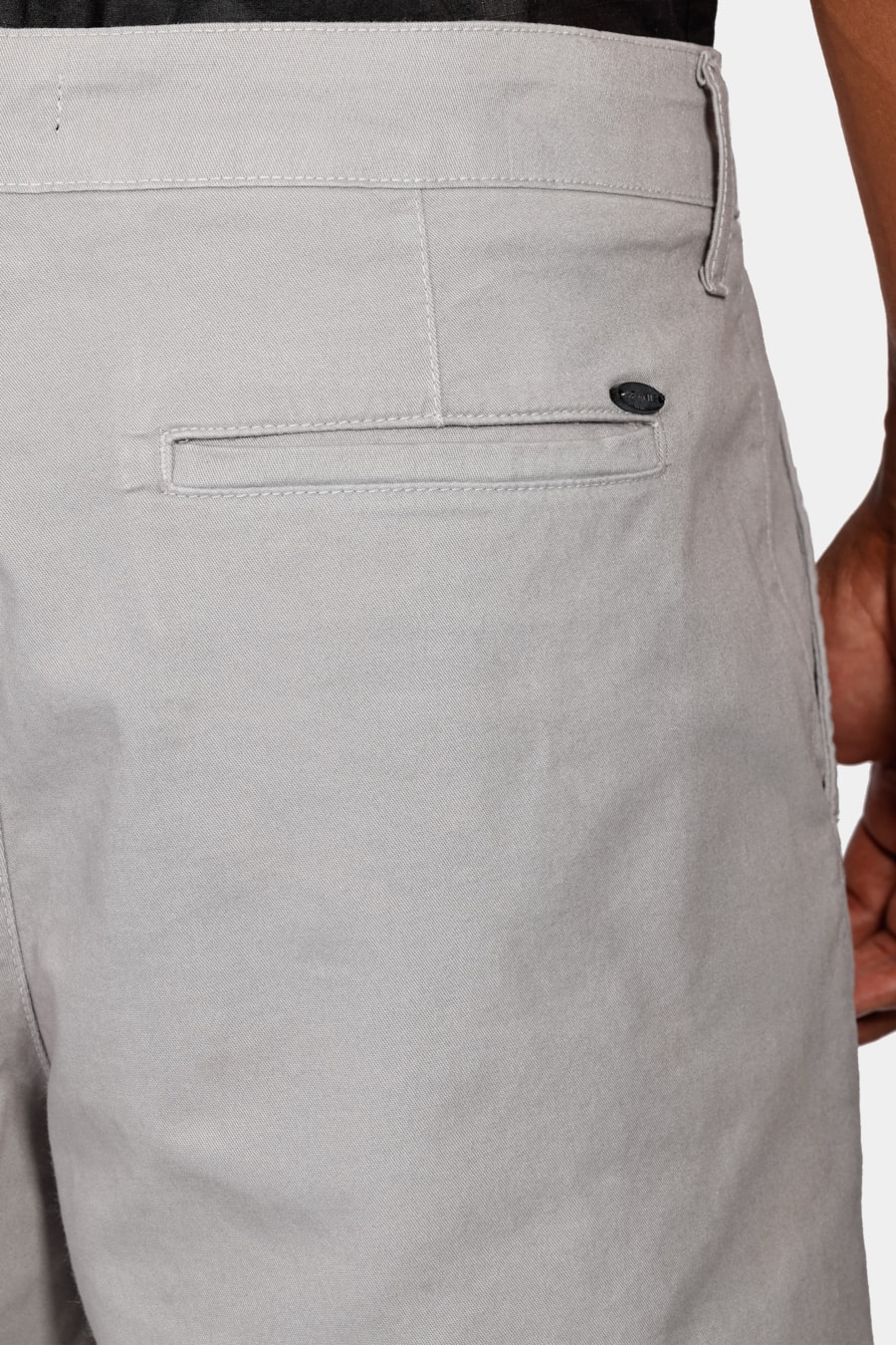 Bermuda Chino Color Essencial Cinza — foto 4 de 5