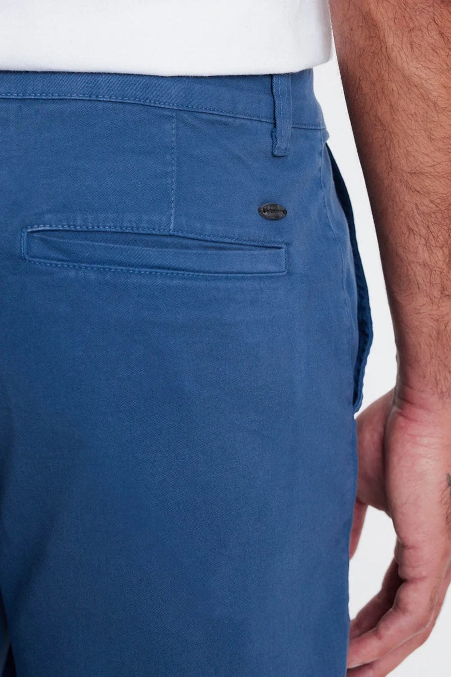 Bermuda Chino Color Essencial Indigo — foto 3 de 4
