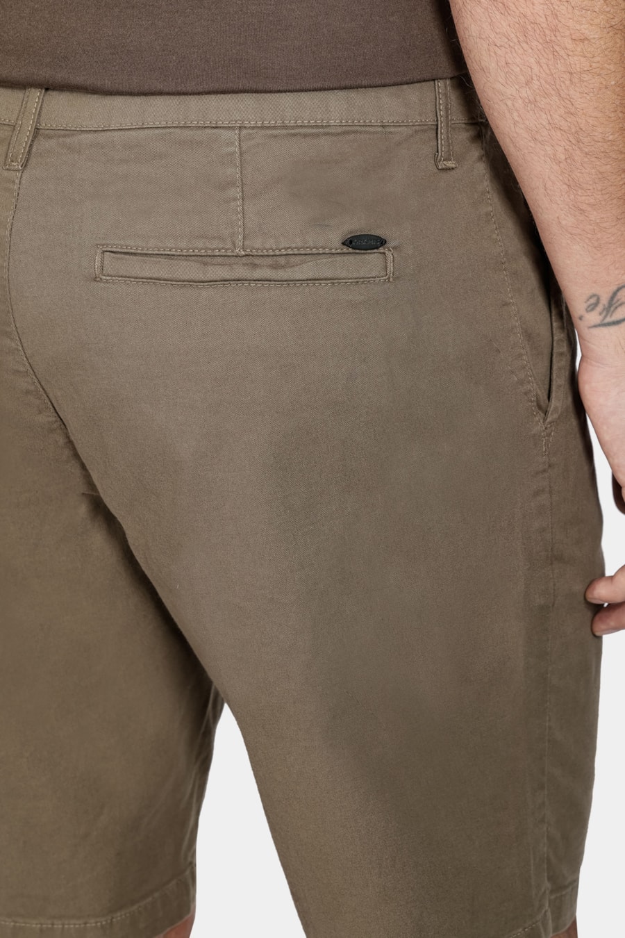 Bermuda Chino Color Essencial Marrom Militar — foto 4 de 7