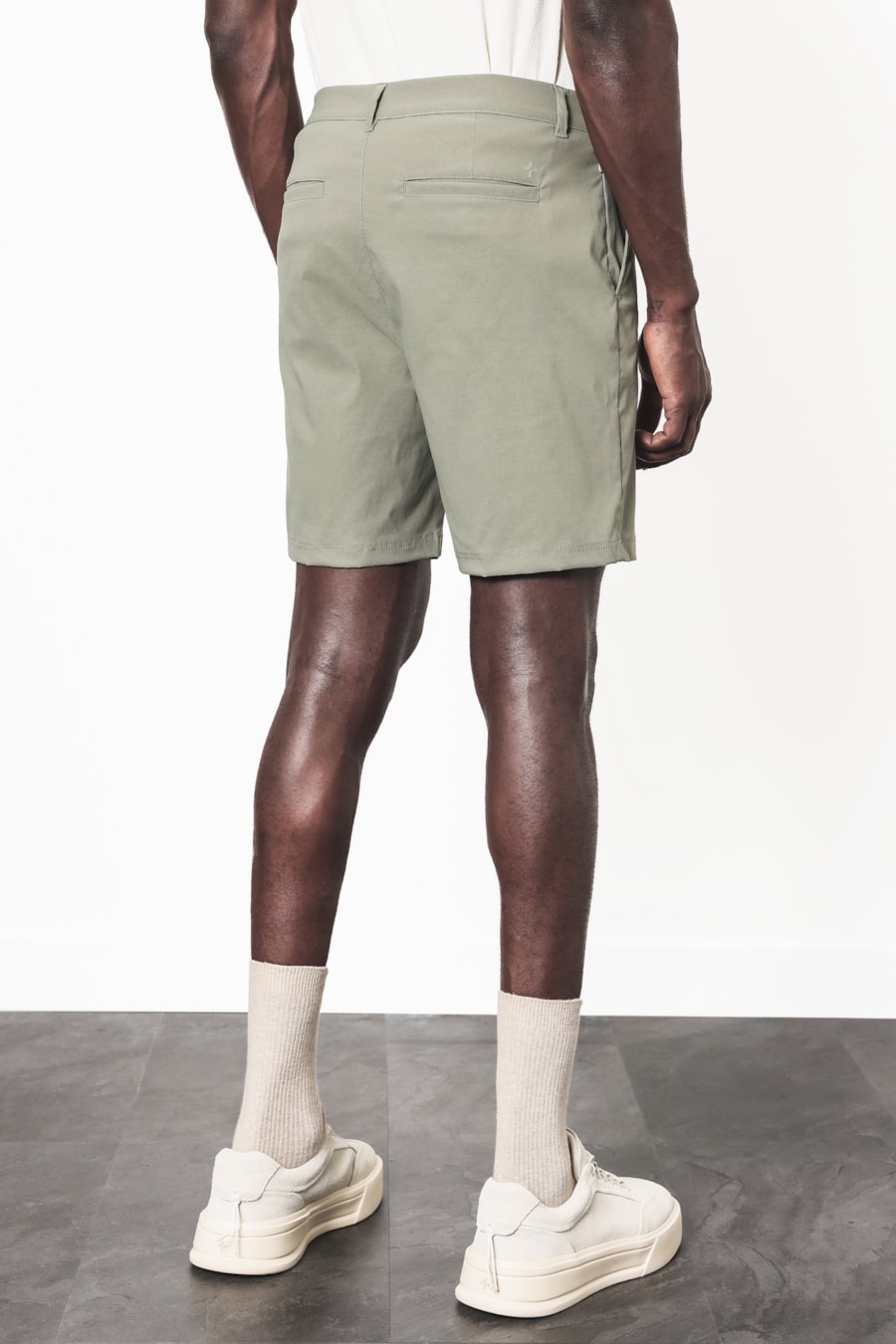 Bermuda Chino Liquid Repeller Menta — foto 6 de 8