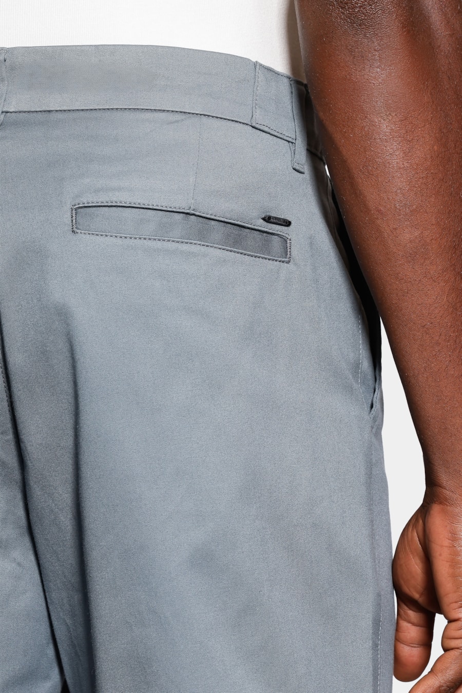Bermuda Chino Premium Touch Moovex Aluminio — foto 4 de 6