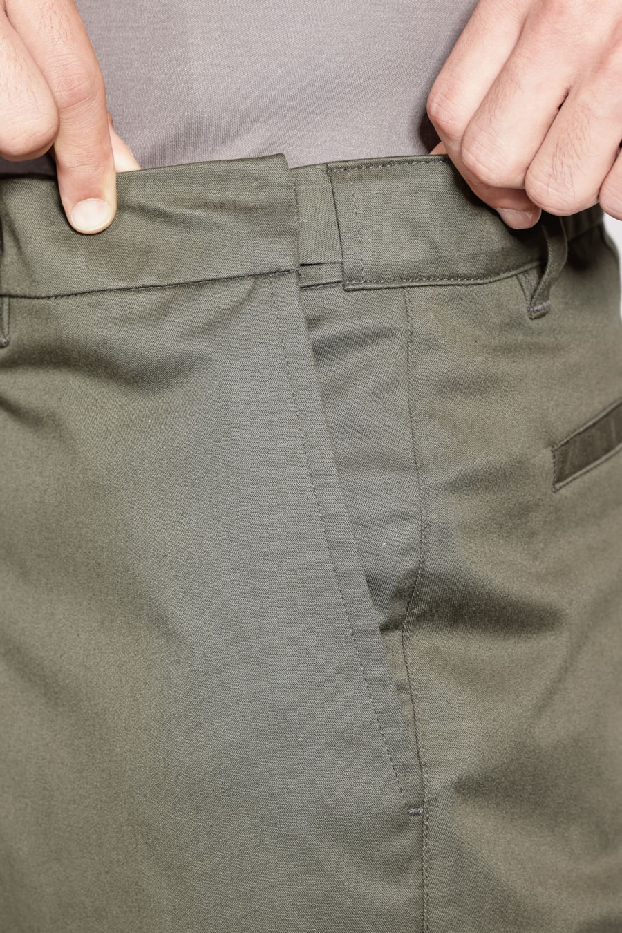 Bermuda Chino Premium Touch Moovex Verde Pantano — foto 3 de 5