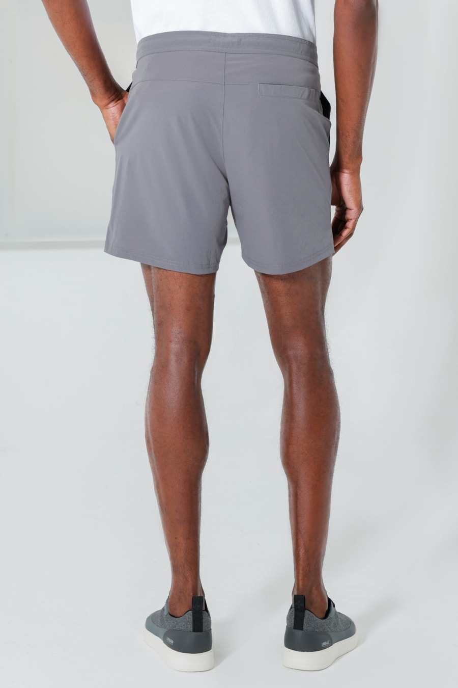 Bermuda Curta Tailored Flex Chumbo — foto 4 de 5