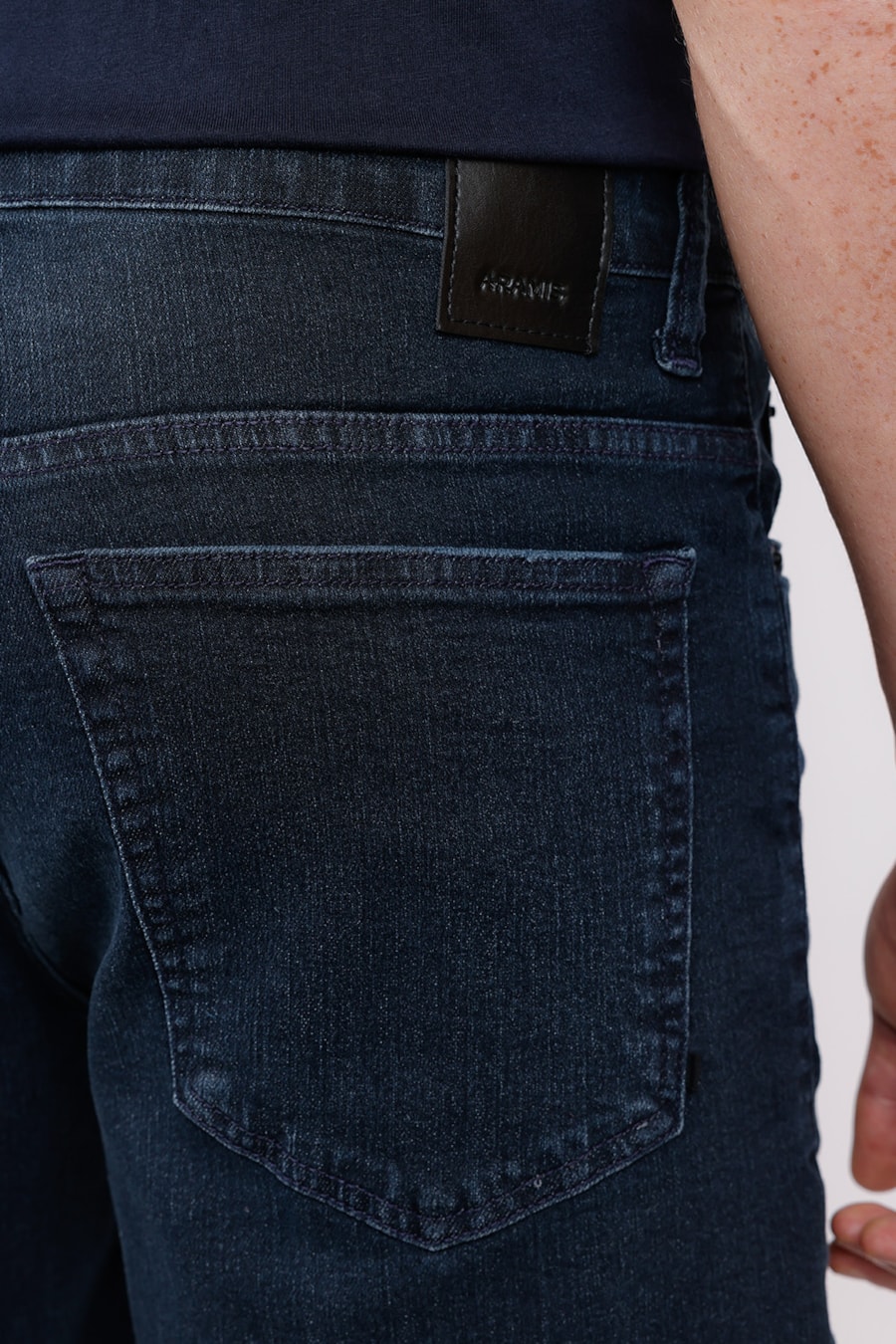 Bermuda Jeans Escura Estonada Azul Escuro — foto 2 de 3