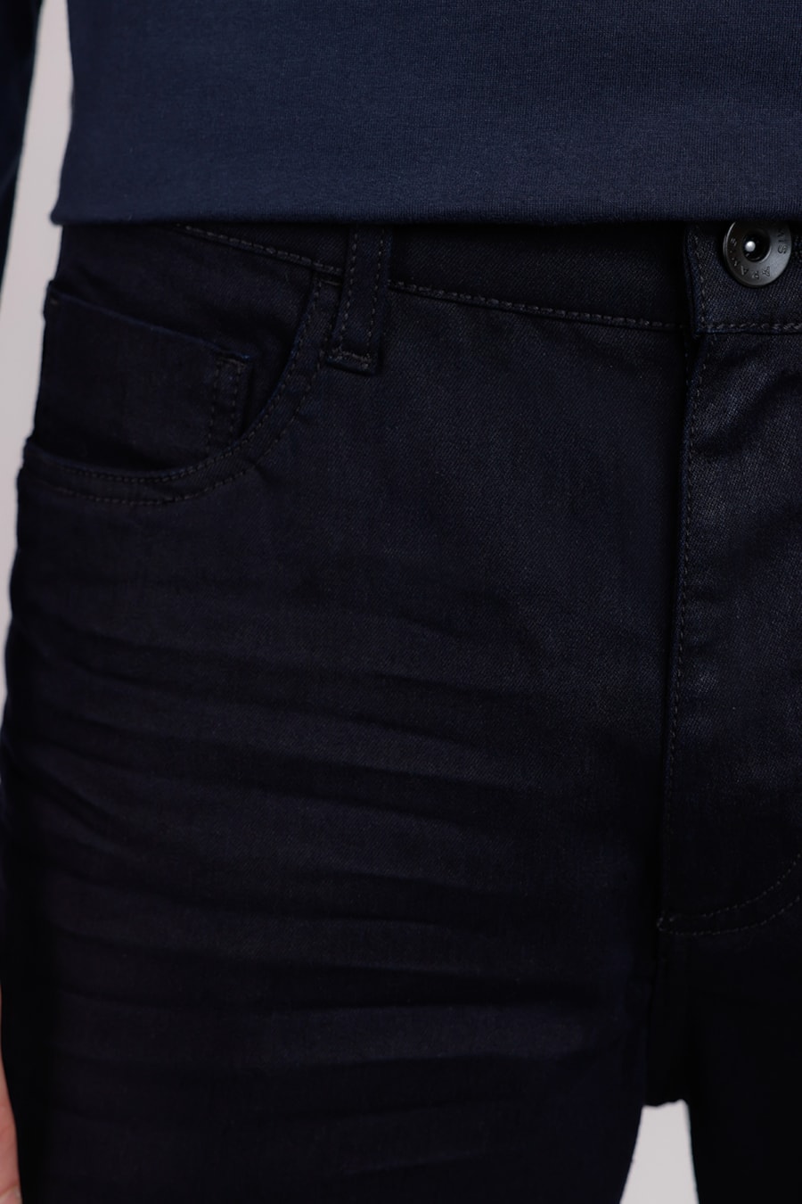 Bermuda Jeans Escura Resinada Azul Escuro — foto 1 de 3