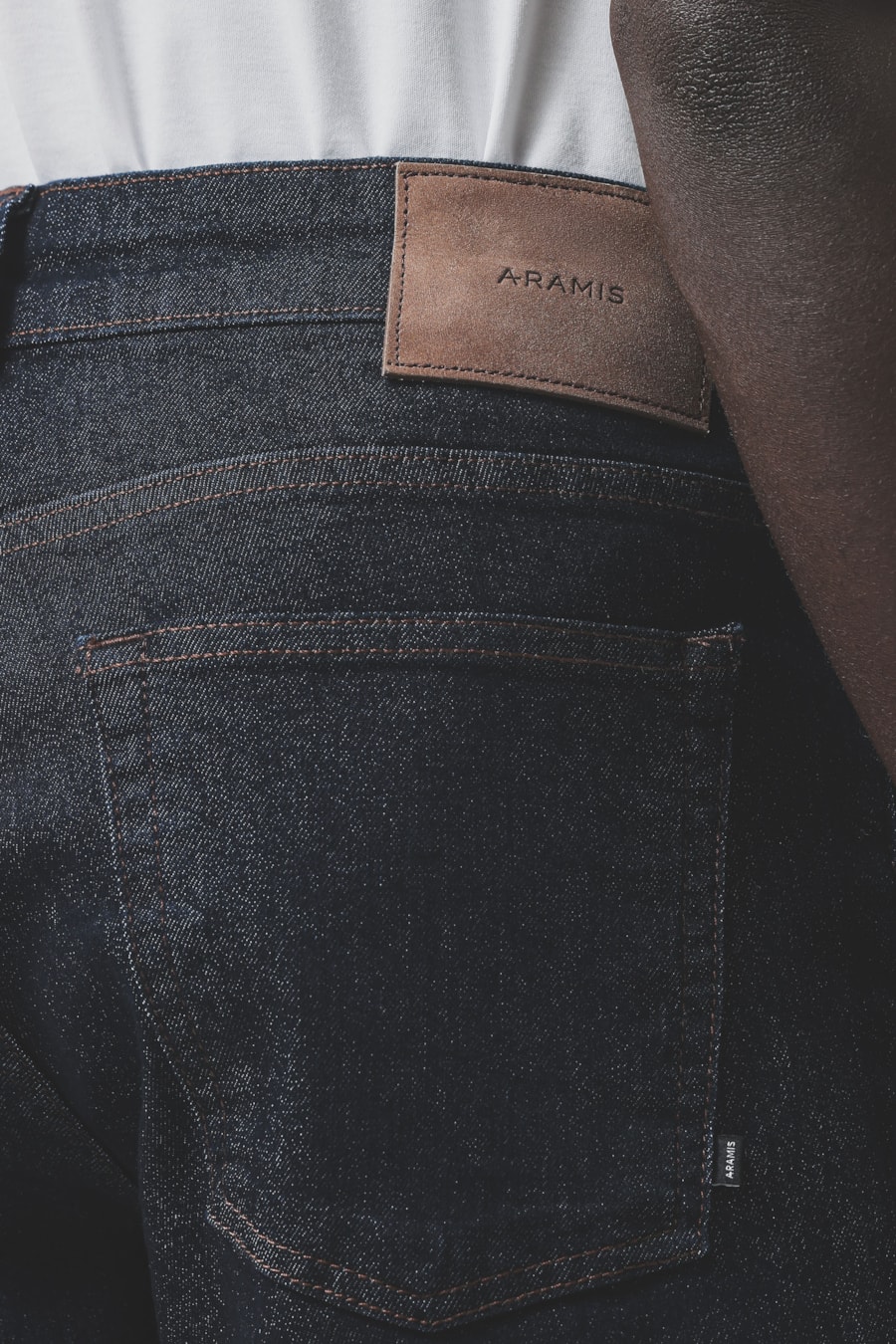 Bermuda Jeans Five Pockets Amaciada Azul Escuro — foto 4 de 6