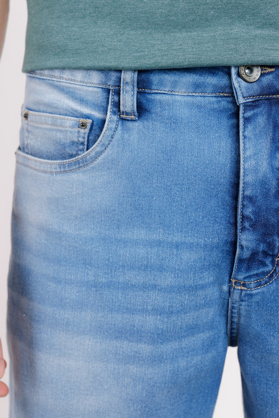 Bermuda Jeans Medium Sky Azul Claro — foto 1 de 3