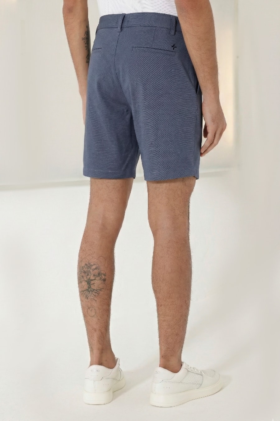 Bermuda Malha Chino Viscose Com Bolsos Azul Medio — foto 4 de 5