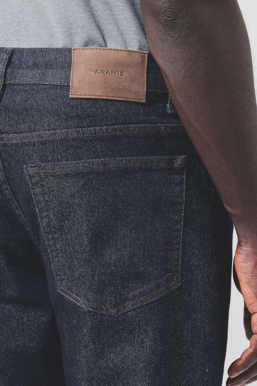 Caça Jeans Slim Amaciada Azul Escuro — foto 4 de 6