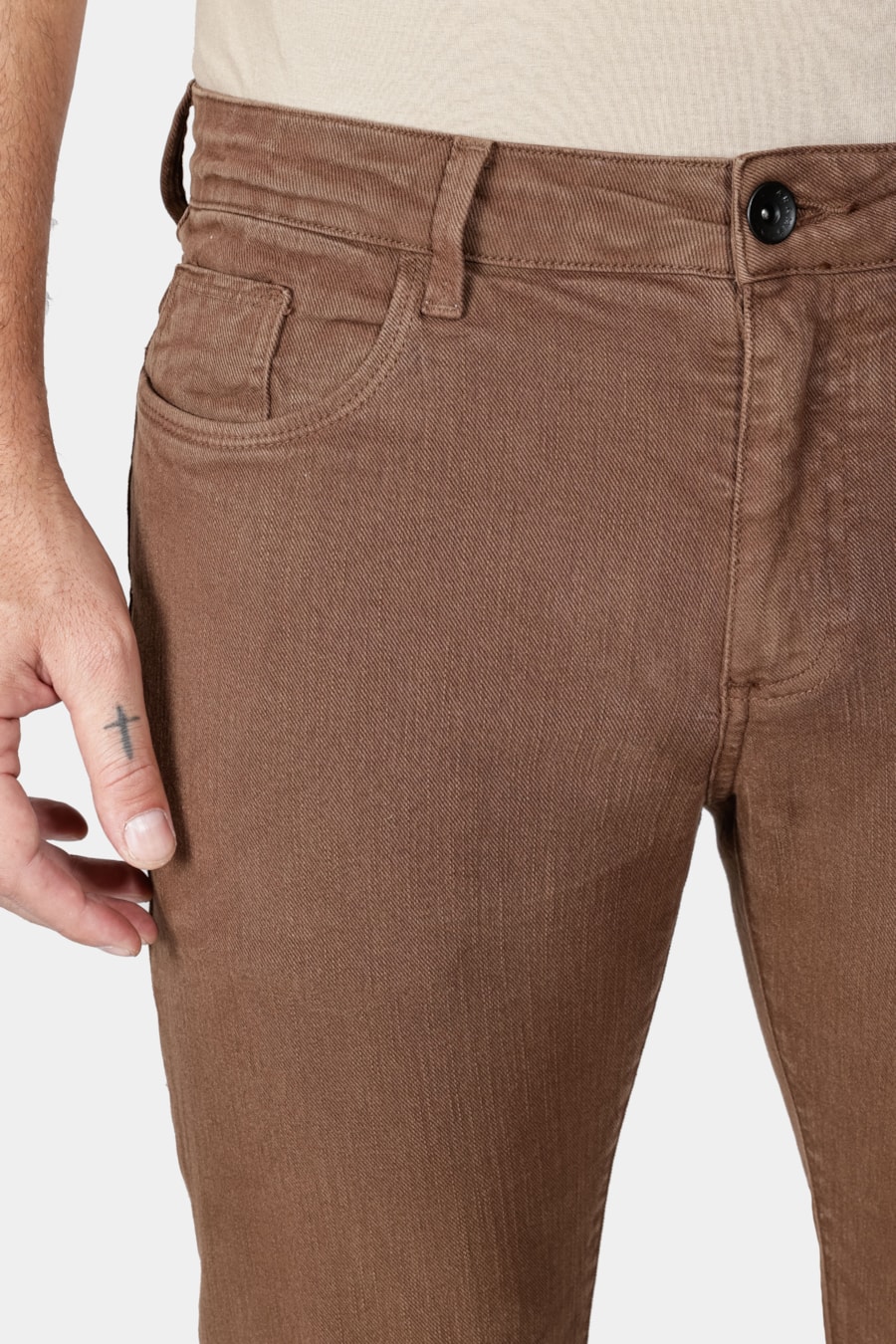Calça 5 Pockets Sarja Textura Cáqui — foto 3 de 5