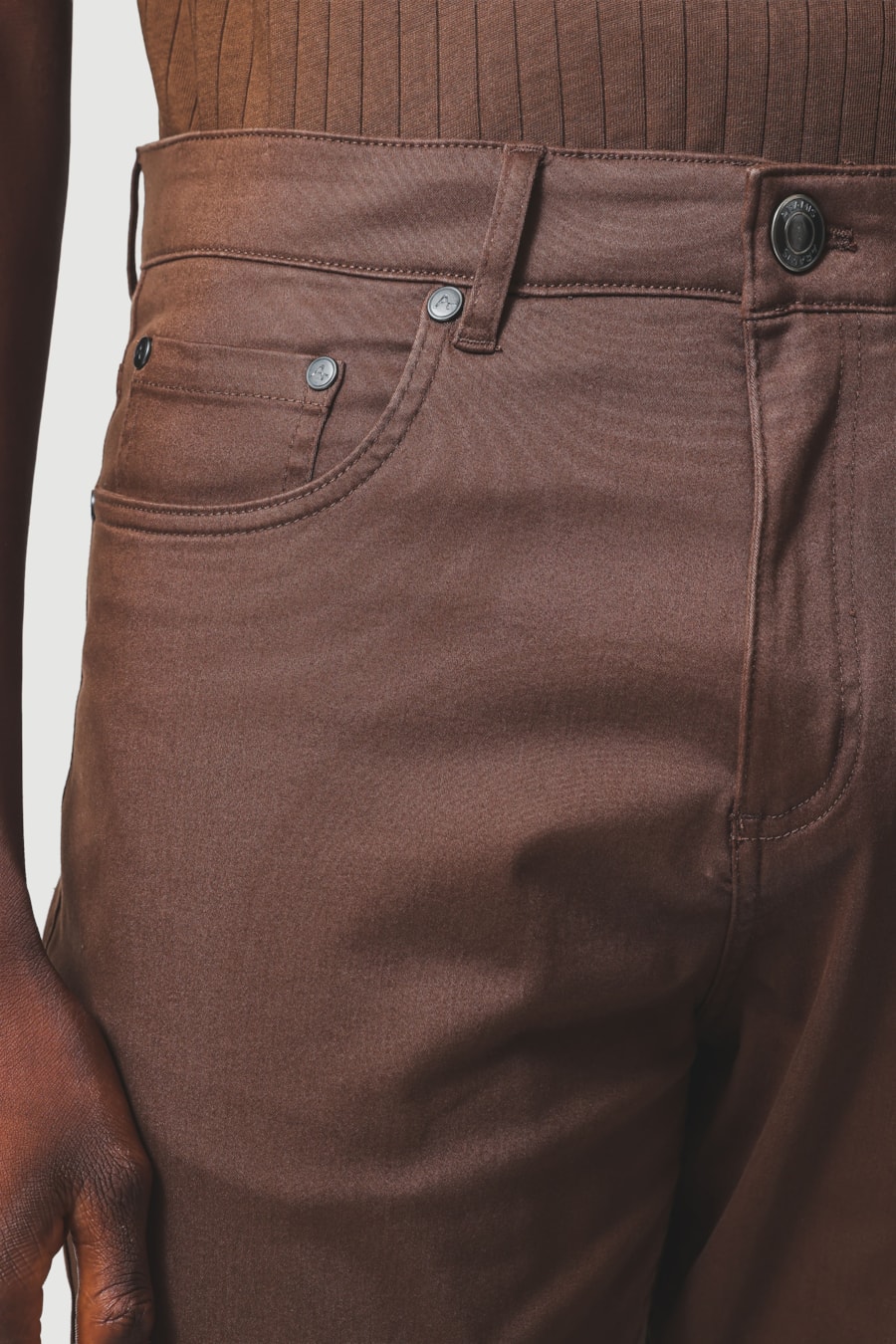 Calça 5 Pockets Slim Color Comfort Café — foto 3 de 6