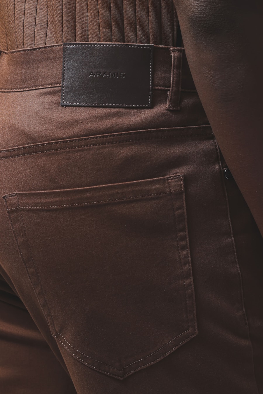 Calça 5 Pockets Slim Color Comfort Café — foto 4 de 6