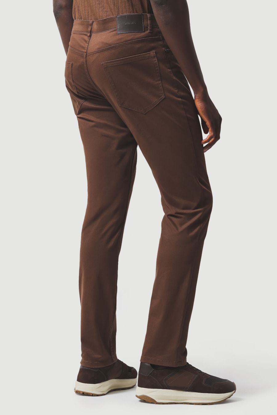 Calça 5 Pockets Slim Color Comfort Café — foto 5 de 6