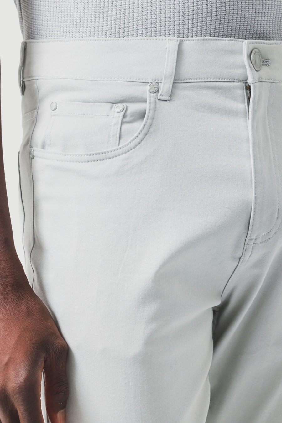 Calça 5 Pockets Slim Color Comfort Cinza Claro — foto 3 de 6