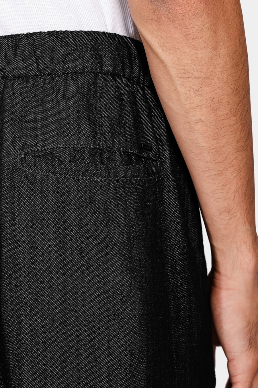 Calça Chino Ampla em Blend de Liocel Preto — foto 4 de 5