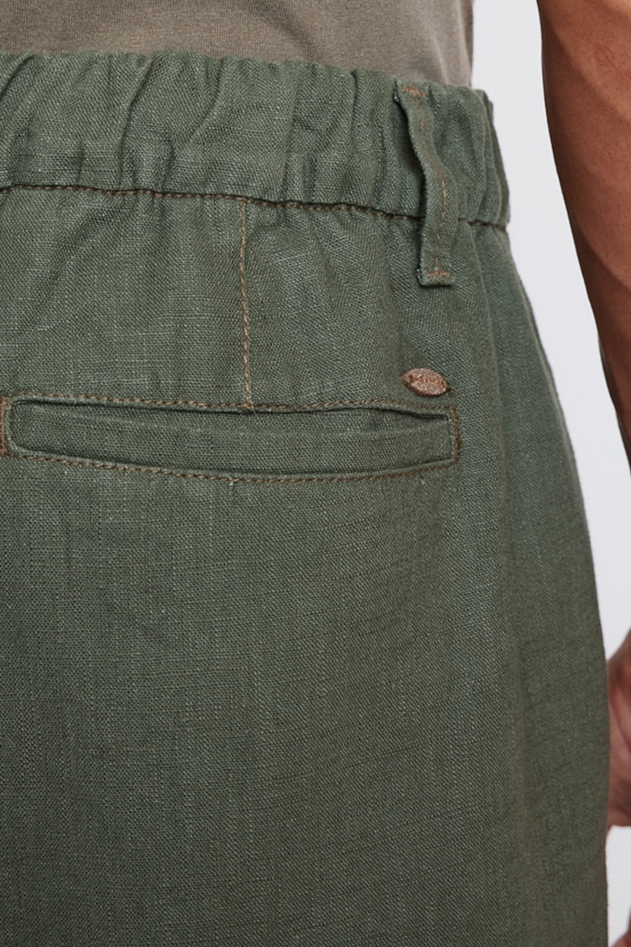 Calça Chino Ampla Rústica Verde — foto 2 de 3