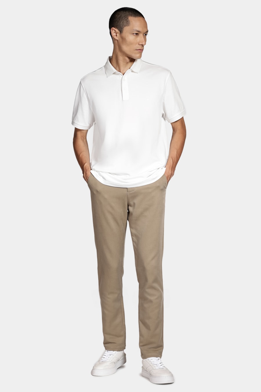 Calça Chino Clássica Slim Travel Cáqui — foto 2 de 6