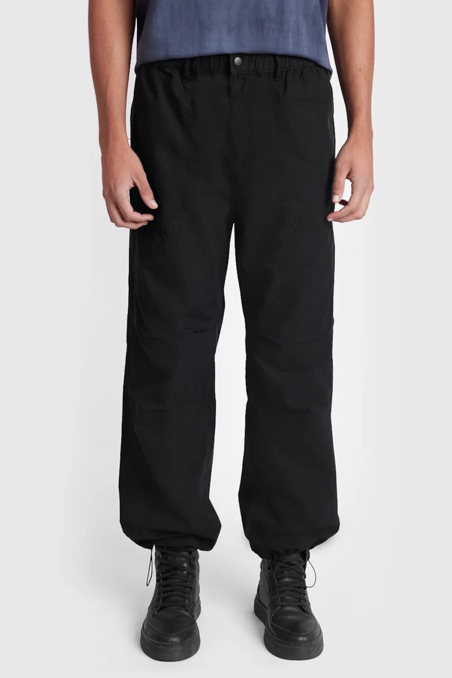 Calça Chino Color Ampla Paper Preto — foto 1 de 5