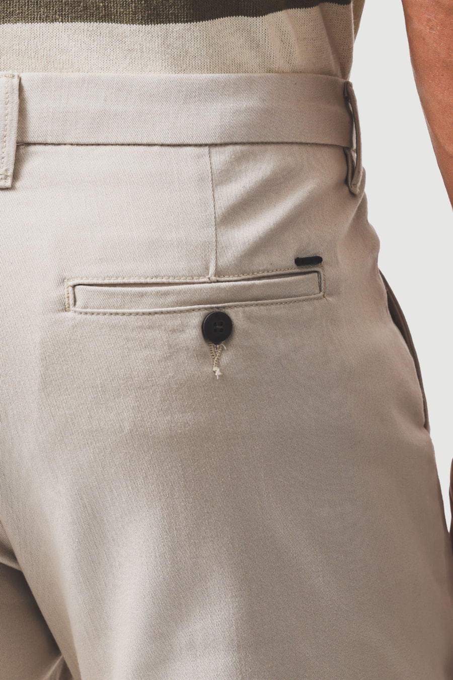 Calça Chino Color Cós Martelo Areia — foto 4 de 6