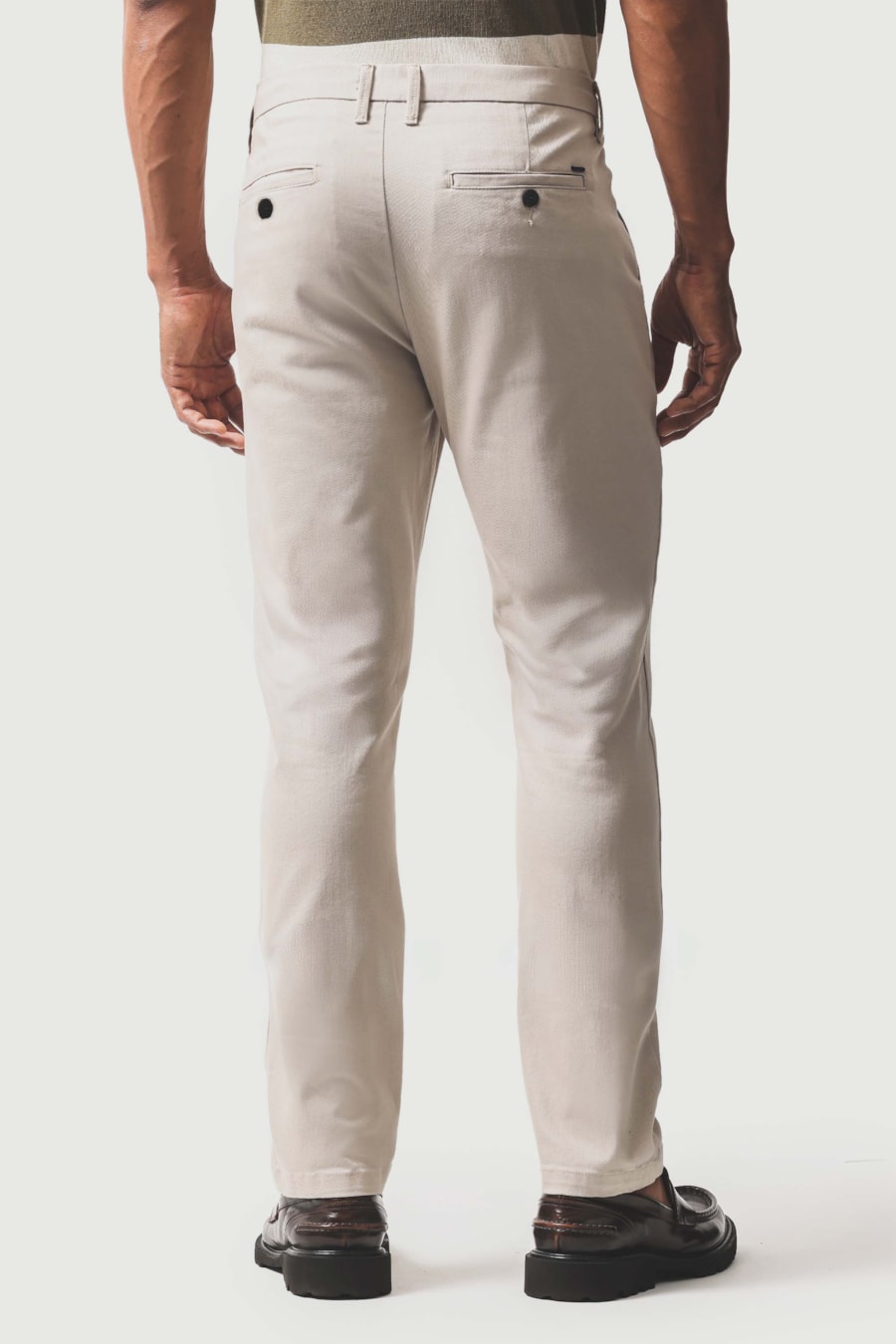 Calça Chino Color Cós Martelo Areia — foto 5 de 6