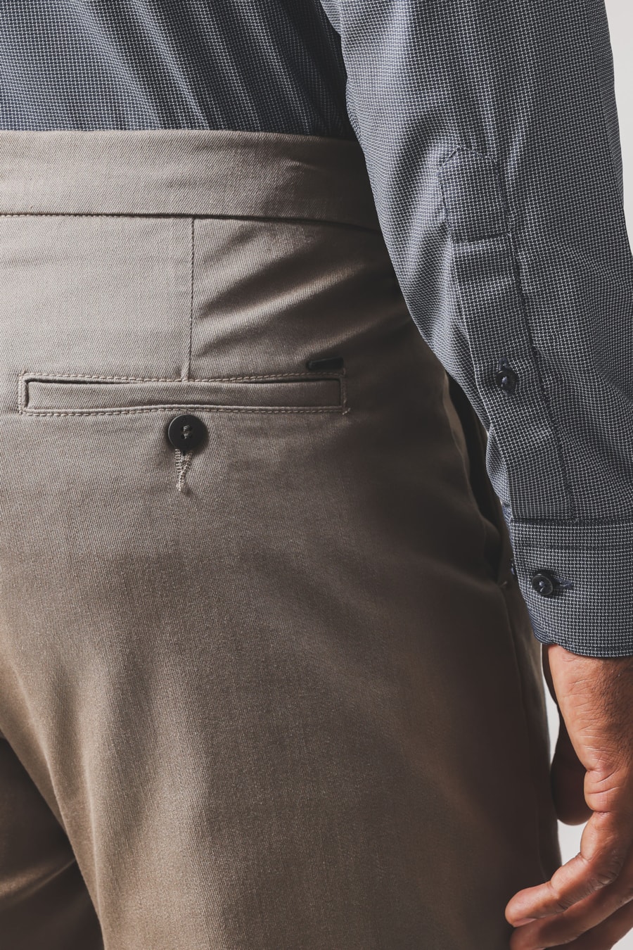 Calça Chino Color Cós Martelo Caqui — foto 4 de 6