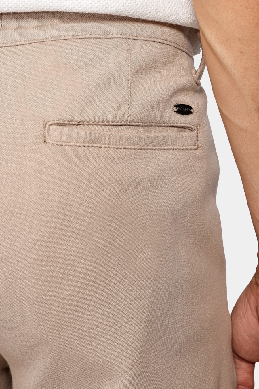 Calça Chino Color Regular Comfort Areia — foto 4 de 6