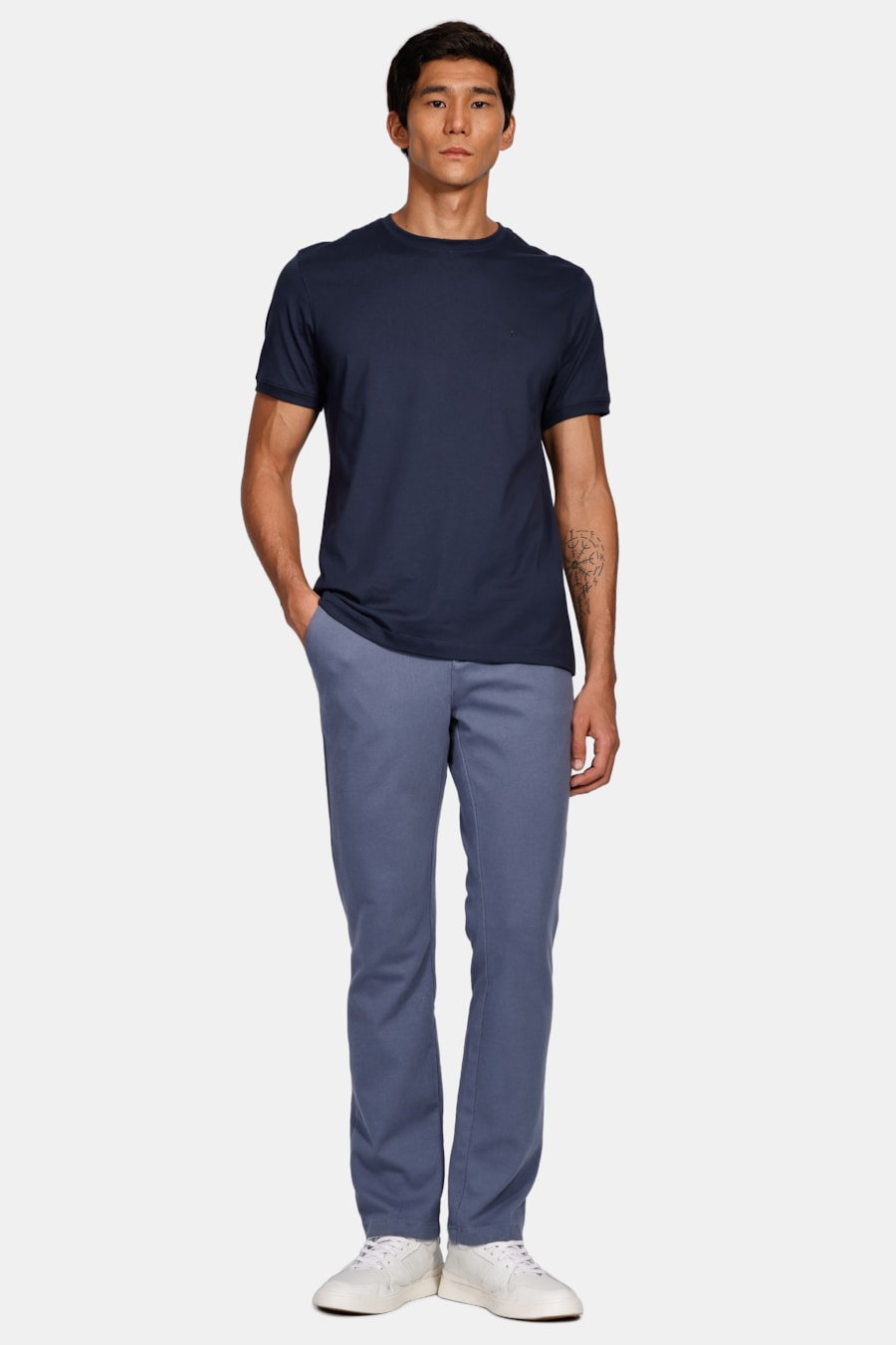 Calça Chino Color Regular Comfort Azul Índigo — foto 2 de 5