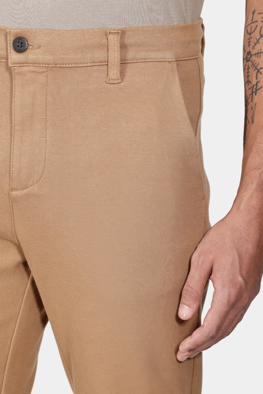 Calça Chino Color Regular Comfort Caramelo — foto 3 de 6