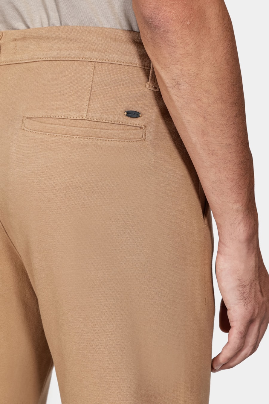 Calça Chino Color Regular Comfort Caramelo — foto 4 de 6