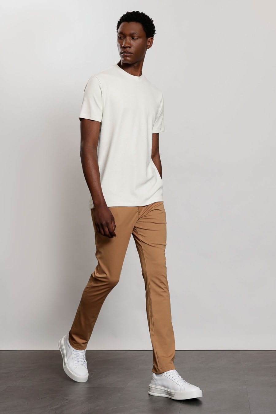 Calça Chino de Malha Moovex Caqui Safari 113 — foto 2 de 6