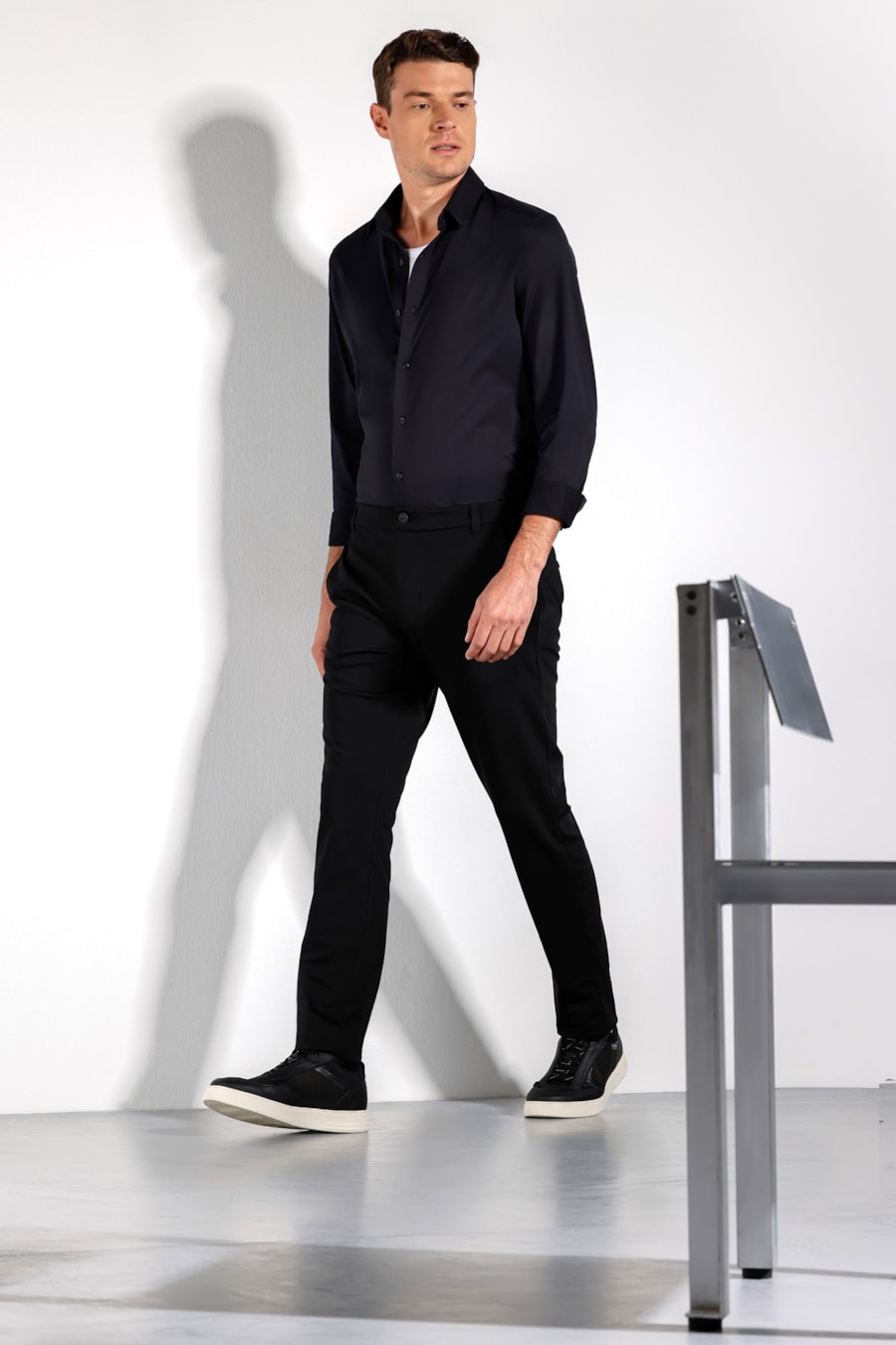 Calça Chino de Malha Urban Preto — foto 2 de 5